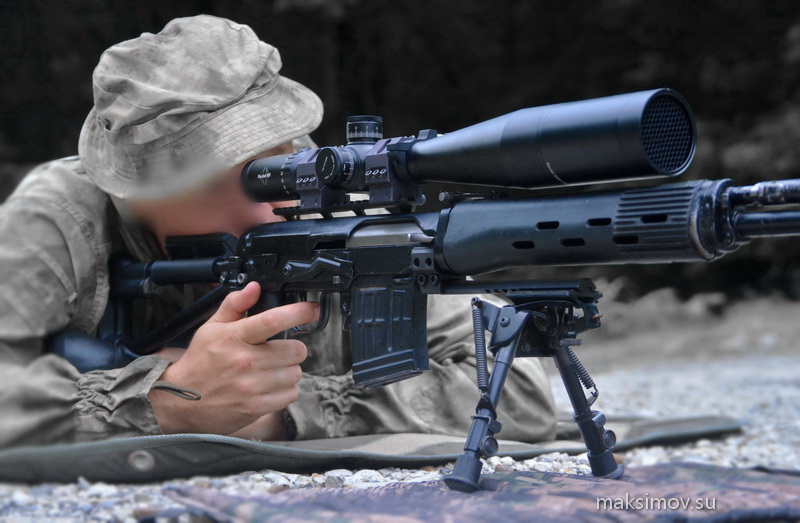 Снайпер стреляет из СВДС, доработанной при помощи двух кронштейнов Гюрза, сошек и современного оптического прицела (на тактических кольцах производства РОСТ)